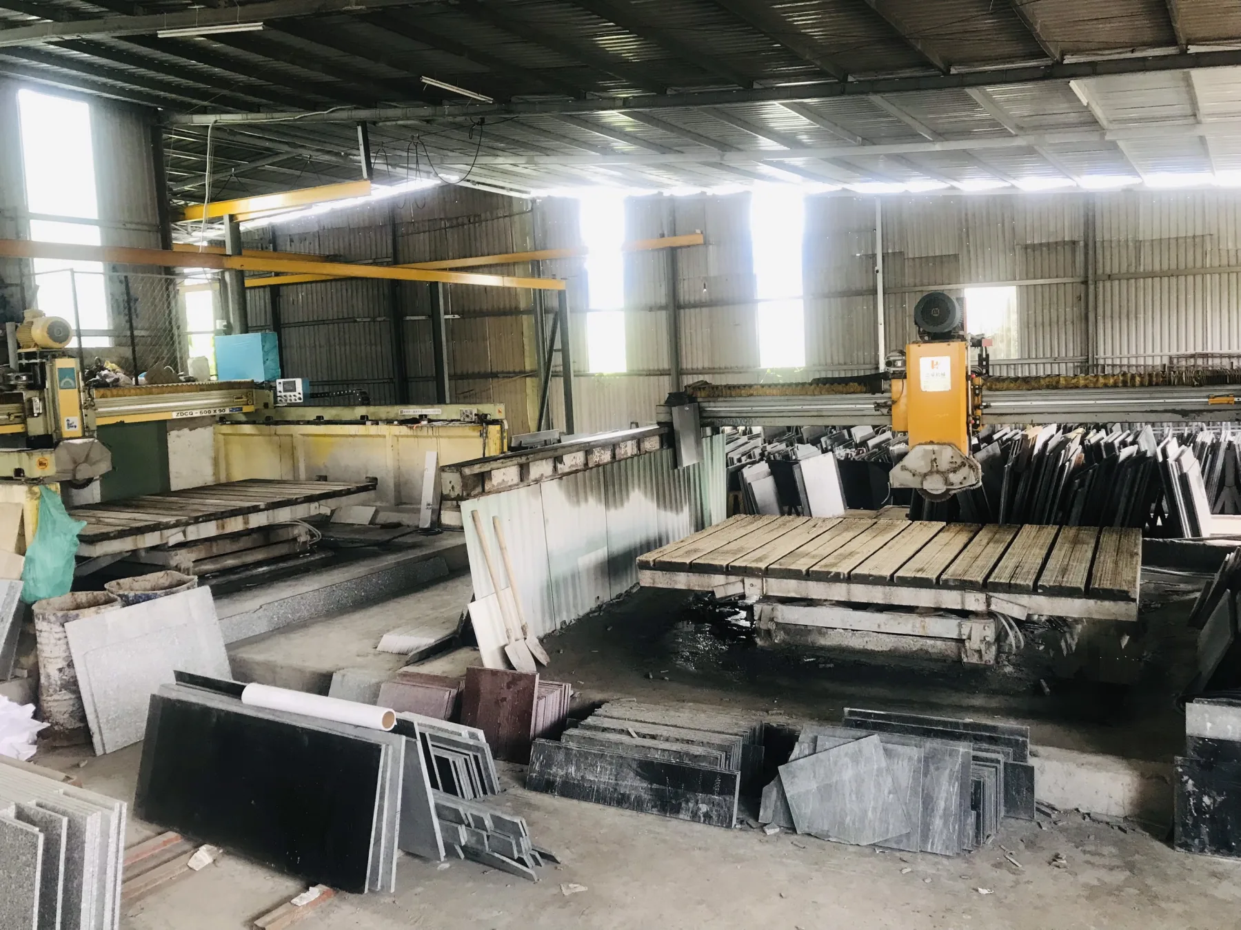 Máy cắt đá tại xưởng Bymehome